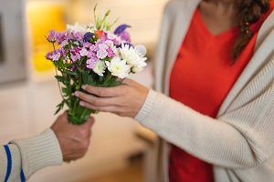 עציץ או זר למארחת בערב החג - מחווה פורחת עם משמעות