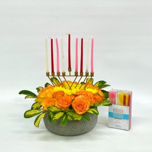 חנוכיה בכתום בכלי בטון